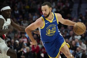 大秀进攻技巧！库里上半场10中4得12分1板2助1帽 三分5中2