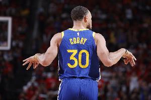 经典库有引力！库里连得5分之后 连续利用引力助队友上空篮