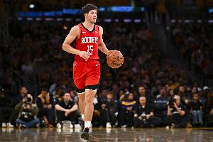 媒体人：不看好火箭一直用高大阵容 要给谢泼德多一点耐心