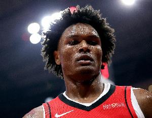 末节抽筋伤退！阿门首发控卫攻防拼尽全力 得到18分4板5助4失误