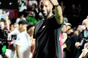 麦迪粉丝赶到村BA圆梦见到偶像，全程眼含热泪高举为偶像画的画像