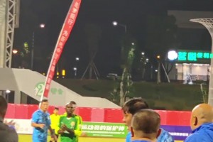 实拍：李红军怒怼范志毅；网友：老一辈京沪德比的火药味😱