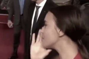 C罗青青草原！巨石强森曾亲吻伊莲娜，伊莲娜开心回应：老公🫠