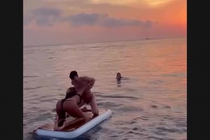 外国人就是开放！🙈坎贝奇性感穿着与一男性友人在皮划艇上嬉戏