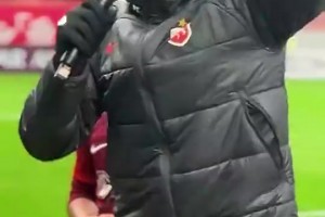 想念奥斯卡！海港赛后高呼奥斯卡留下，奥斯卡捂脸痛哭不止😭