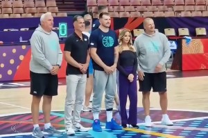 团队新宠！🏀珍妮巴斯和佩林卡现场支持东契奇