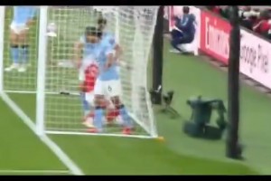 有点坏！苏维门迪从球网拿球准备开球，被鲁本·迪亚斯一把拽倒