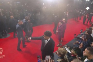 颜值炸裂💥巴黎中场内维斯女友现身金球奖现场，艳压群芳啊！