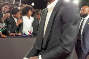 气质这一块😎登贝莱走红毯时西装+墨镜，有大佬出场那味儿了