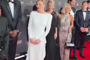 👑真贵族的气质！摩纳哥夏琳王妃出席金球奖典礼，太优雅了！
