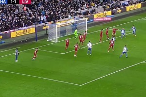 一球成名！名场面：三笘薰面对利物浦晃过摄像机送绝杀！