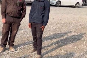 来看谁的更多？甲亢哥和利拉德被体育馆外成千上万的粉丝包围！