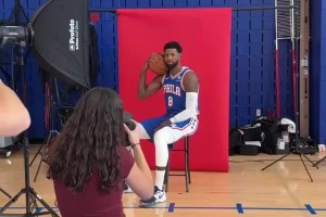 新赛季能回暖吗🫠乔治出席76人媒体日，拿球怒吼摆造型~