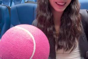 怎么带绿帽子？🙊美娜现身中网现场：最爱网球击球声！