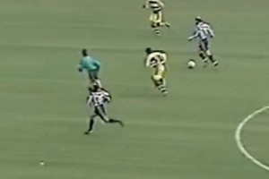 节奏晃动太有灵性了！看巴萨时期的内马尔踢球是一种享受！