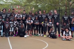 篮网公开训练后大合照，曾凡博站的这位置不错哦