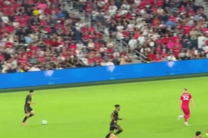 降维打击！孙兴慜梅开二度，看台上的韩国小姐姐开心到起飞😂