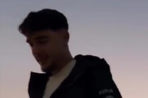 名场面！梅西被迪洛伦佐撞倒，全队上来为队长出头！