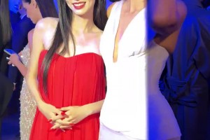 🤩东西方不一样的美！周也和肯豆同框亮相巴黎时装周