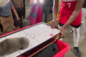 杜兰特单挑火箭熊！真是一场势均力敌的比赛😂