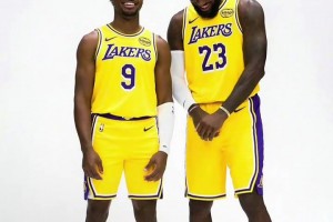 经典回忆！小小罗超远距离任意球攻破富勒姆球门