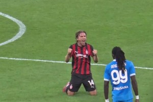 蒿俊闵代表华中科技大学上场踢汉超，这脚法和球商依旧顶级🫠