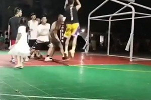 老婆这刮痧是去致敬麦迪吗？还真有点像啊😂