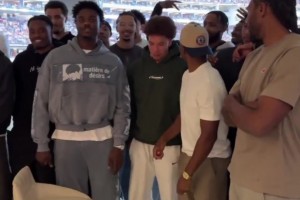 快船全队团建看橄榄球赛并合影，登哥怎么站最后面，差点都没看见他😂