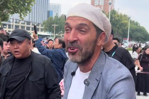 看看是谁来中国了？知道的是布冯，不知道的还以为是卖烧饼的😂