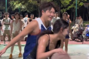 野球场男女背打大战，很久没看到这么纯粹的身体对抗了😍