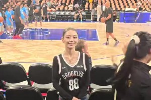 身材真好啊😍吉娜现身NBA中国赛 打招呼还秒回应