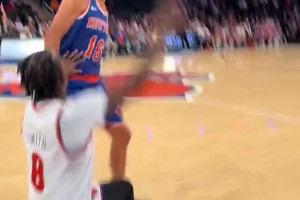 标志性投篮+庆祝！JR在尼克斯名人赛上重现“天堂之门”👌