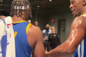 这哥俩关系是真好😉巴特勒&希尔德开心离场，有说有笑的