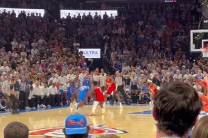 这就是双MVP！亚历山大关键时刻单吃阿门💥进超难绝平中投！