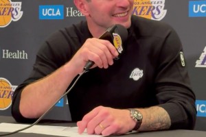 雷迪克：比赛中的某一刻，我在想“要是詹姆斯在就好了”