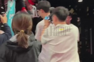 太秀了！林葳在热身赛中顶着两人防守，脑后no look pass妙传