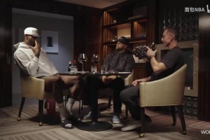 名场面：皮尔斯带着自己狗在保罗的草坪上便便，然后赶紧逃跑！