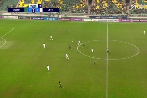 疼！实拍：张玉宁与对手发生小冲突后，一直捂着自己的后脑勺😐