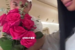 深陷爱情漩涡💘克莱去机场接女友迟到了！送玫瑰花+疯狂认错！